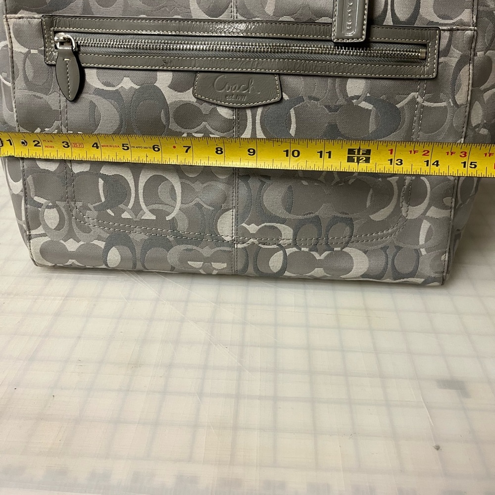 Coach Signature Tote Shoulderbag - Picture 7 of 7